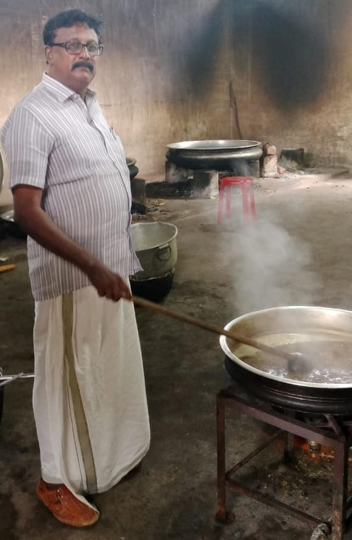 Vijayan Nadamangalath who specialises in Aranmula Vallasadya