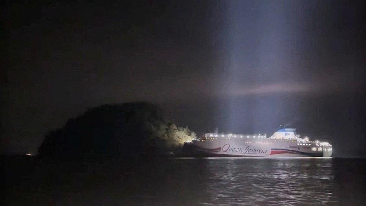 Five reportedly injured after South Korean ferry with about 270 people runs aground
