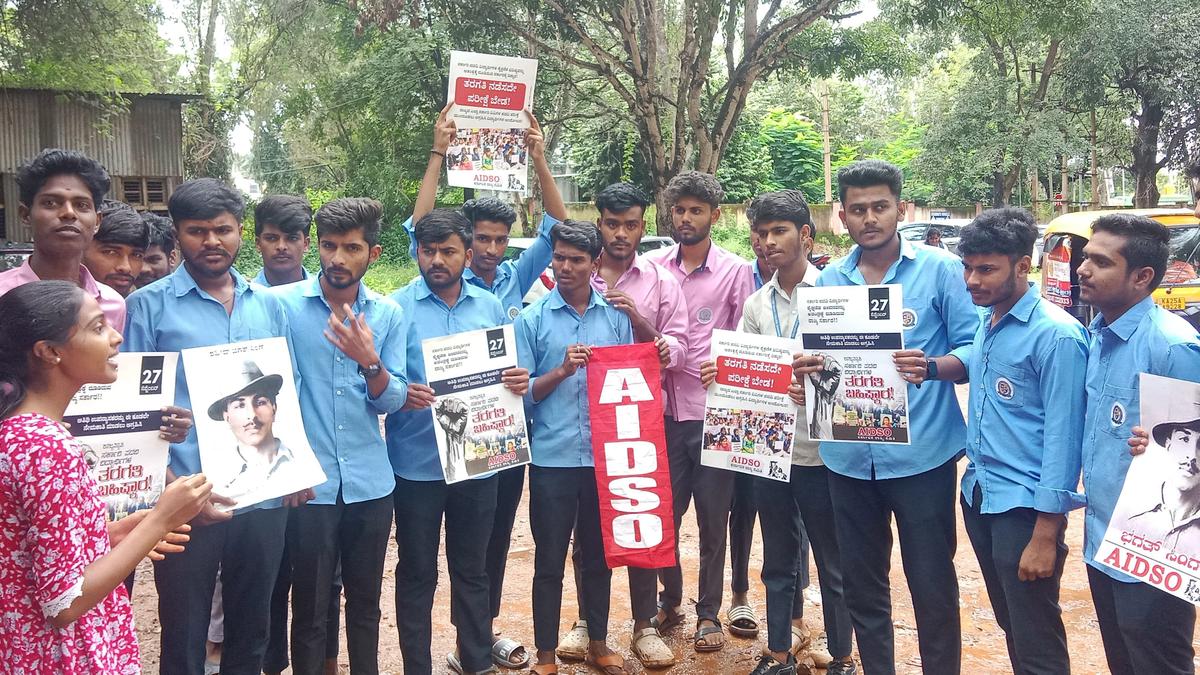 Govt. college students boycott classes in Dharwad