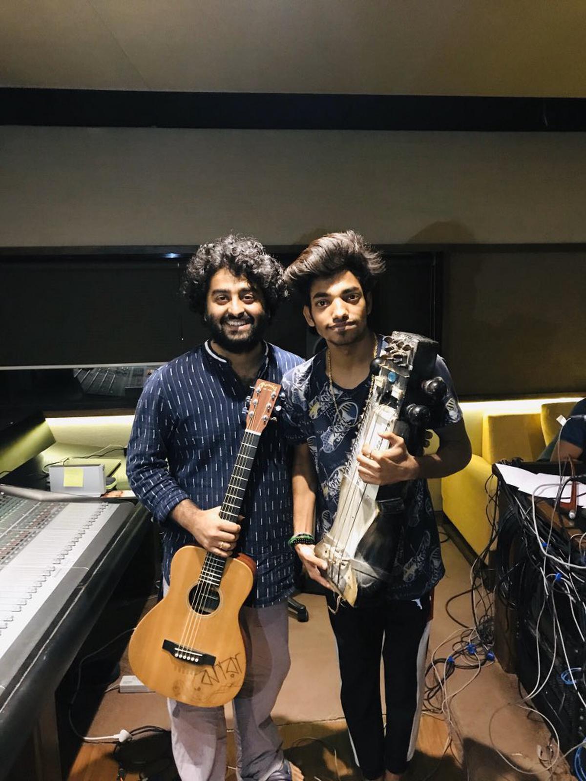 Momin Khan with Arijit Singh.