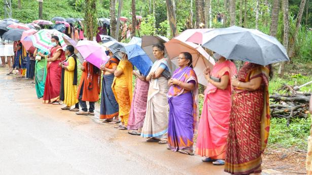 Villagers form human wall against buffer zone order