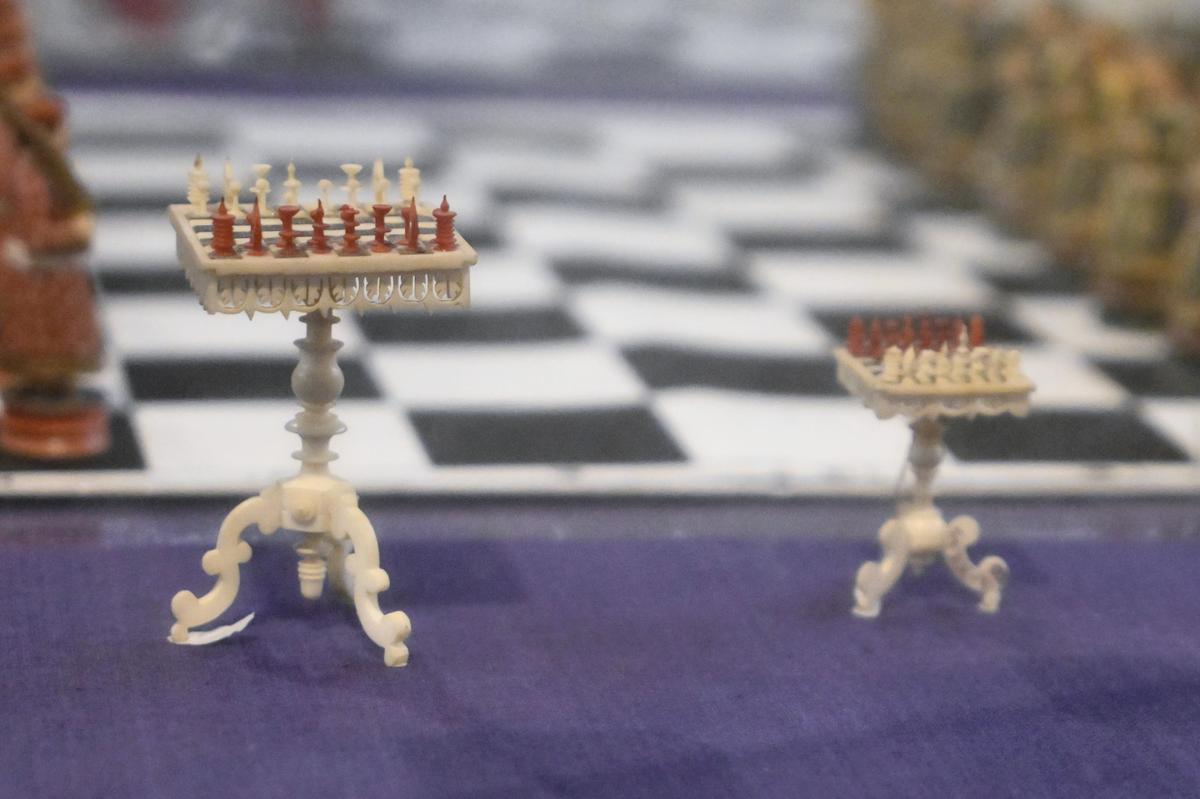 Tabuleiros de xadrez em miniatura esculpidos