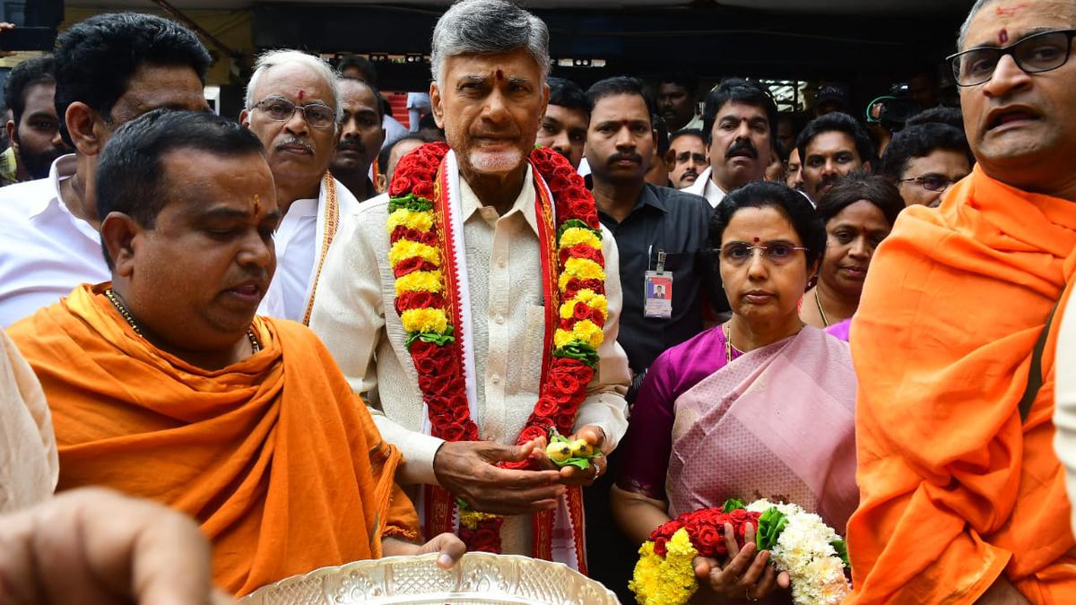 Chandrababu Naidu, wife offer prayers at Kanaka Durga temple in Vijayawada