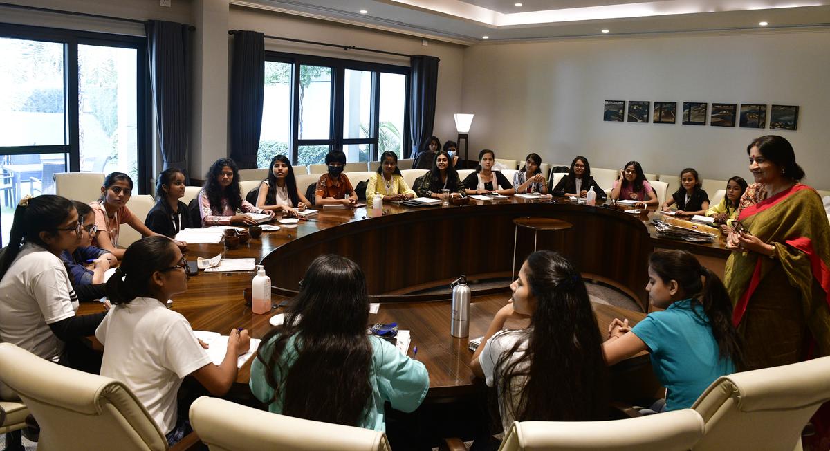 KARM Trust Fellowship-hoofd neemt een mentorsessie met de groep meisjes uit 2021 in New Delhi Foto: RV Moorthy / The Hindu