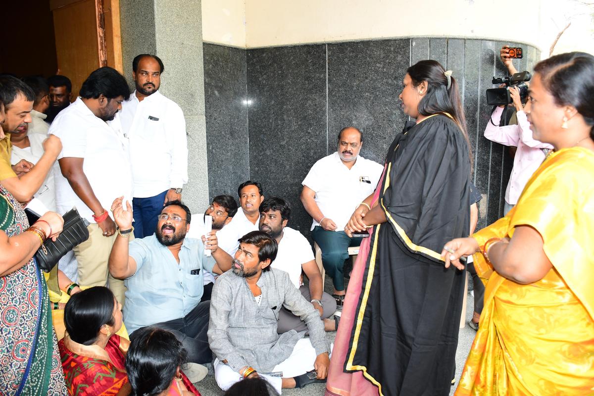 Il sindaco della Kalaburagi City Corporation Varsha Jane tenta di placare le preoccupazioni per l'agitazione dei consiglieri del BJP fuori dal municipio il 18 febbraio.