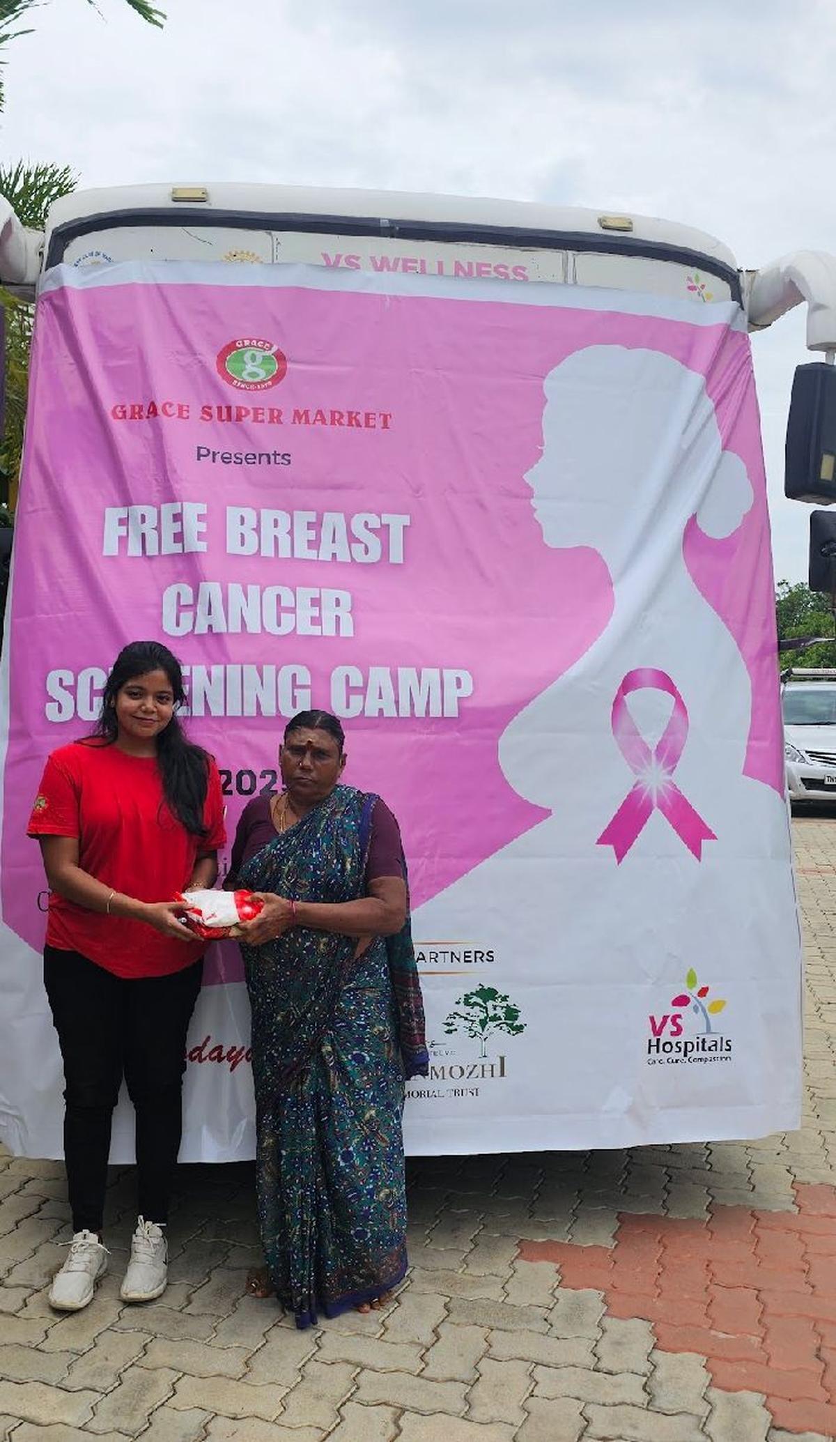 In un campo mobile di screening del cancro organizzato dal Thenmozhi Memorial Trust.