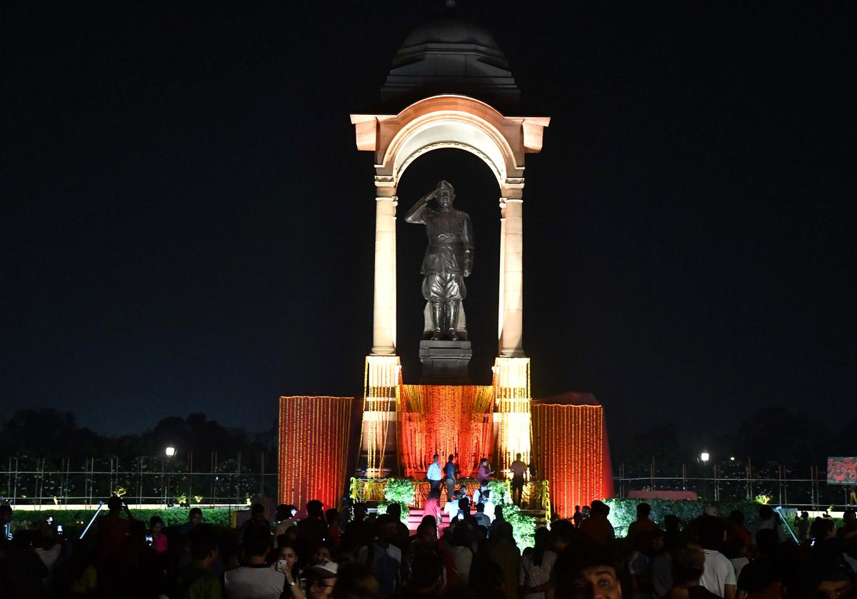 Two sculptors cross swords over Netaji statue at India Gate