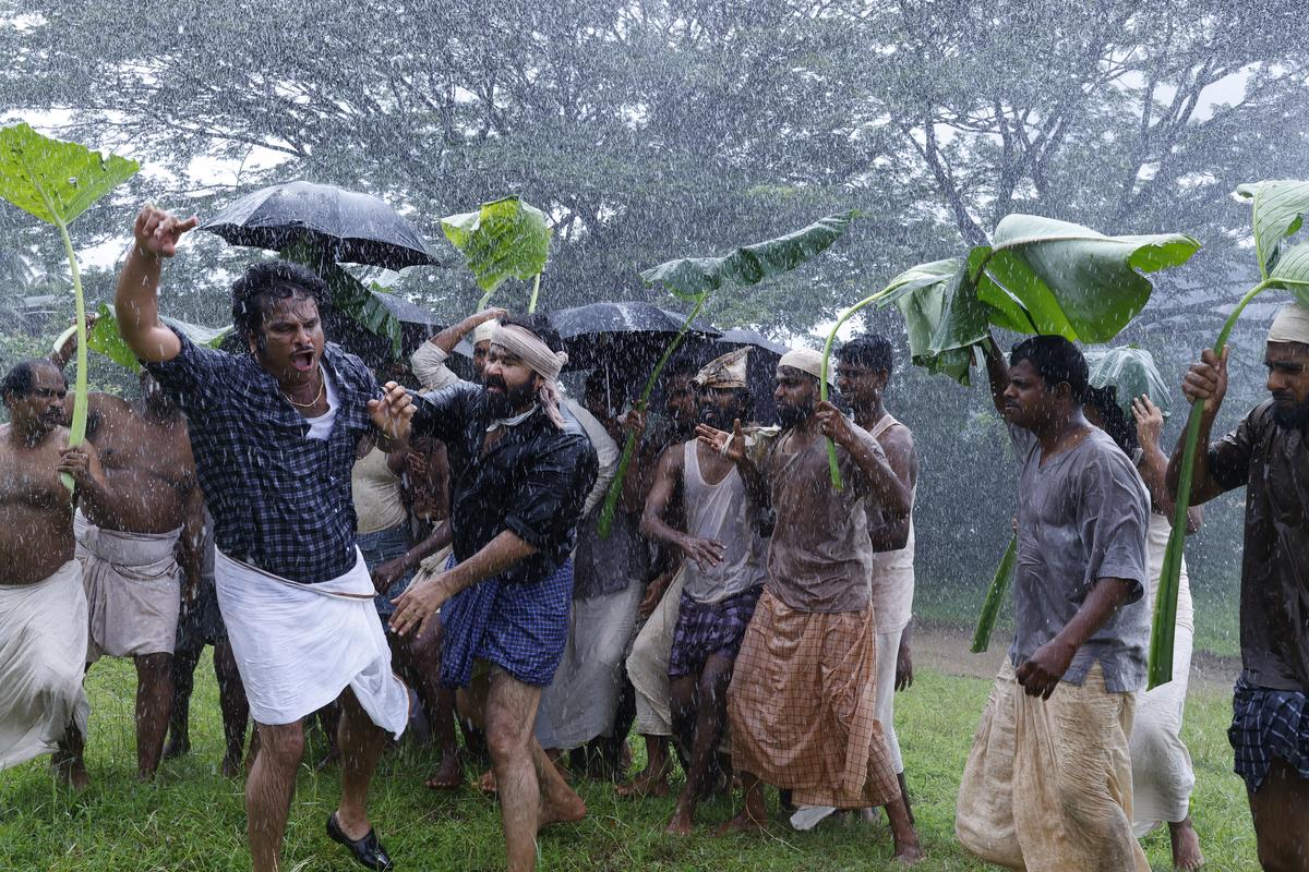 A still from ‘Olavum Theeravum’