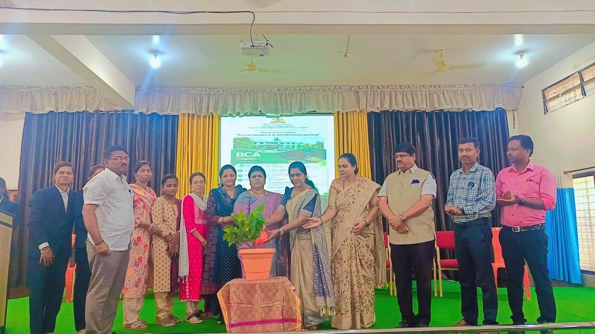 thehindu.com - The Hindu Bureau - Students should equip themselves with new age skills, says expert