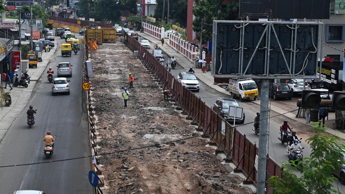 Delays plague road widening beneath metro’s Kakkanad extension