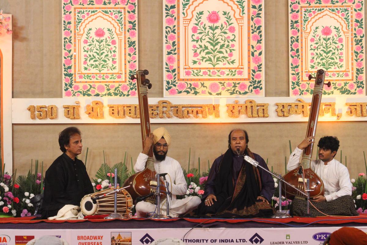 O expoente de Dhrupad, Ustad Wasifuddin Dagar, se apresentando no festival