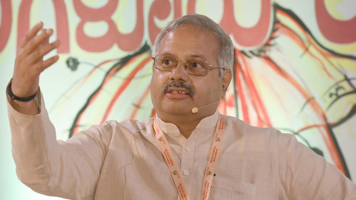 https://th-i.thgim.com/public/incoming/7olj9t/article69549834.ece/alternates/LANDSCAPE_1200/30_mn_Sunil_Ambekar_Lit_Fest__1_