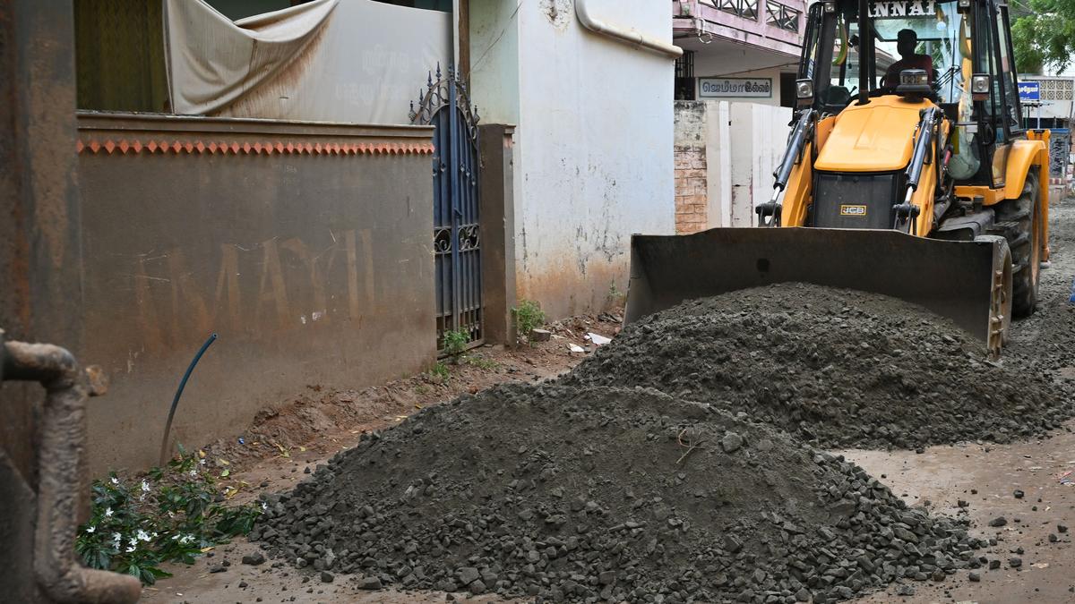 No warning signs of road repair works put up on arterial roads in Madurai