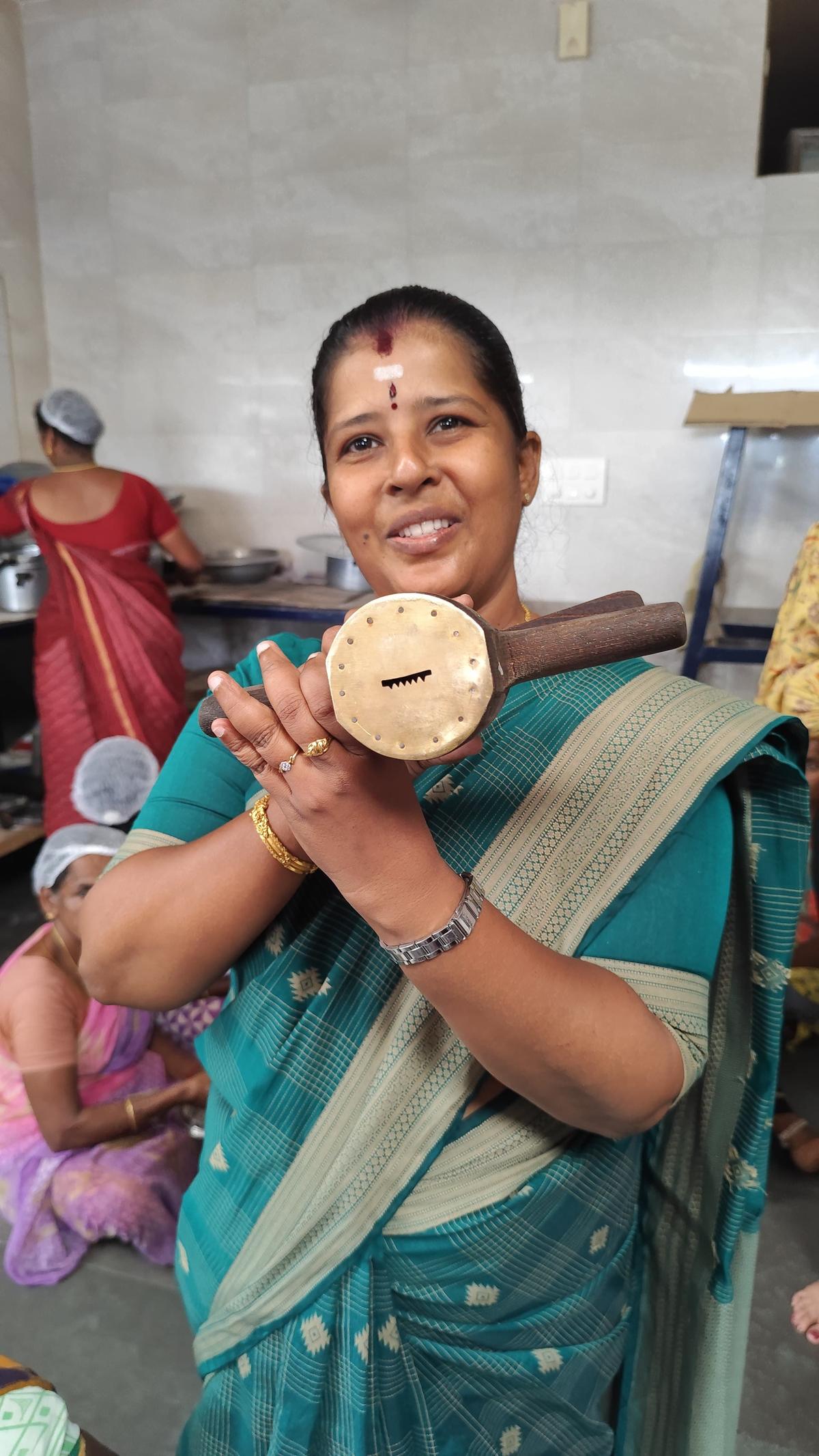 Ms Sivagami from Soundaram snacks showing us a muruku mould