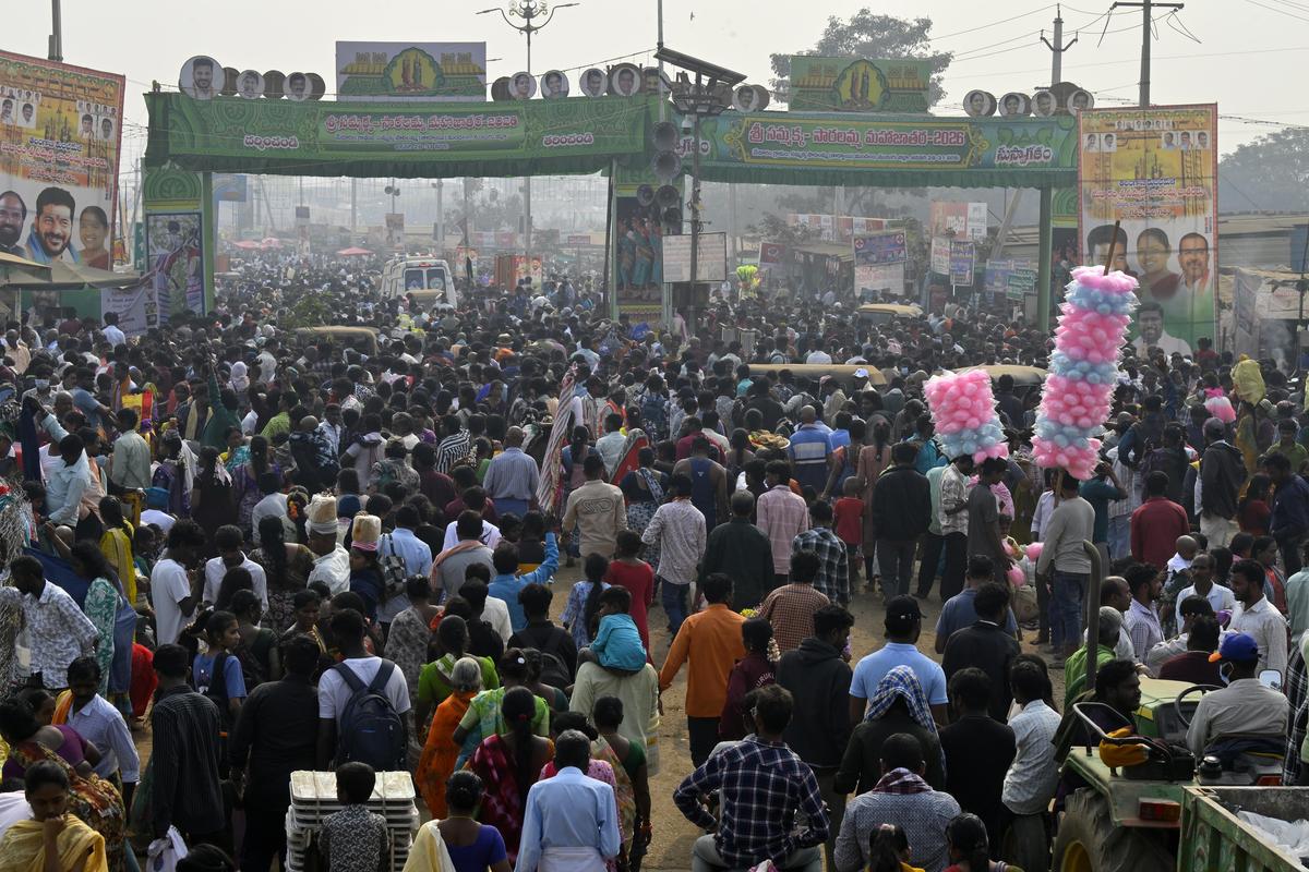 गुरुवार (29 जनवरी, 2026) को तेलंगाना के मुलुगु जिले के मेदाराम गांव में सम्मक्का-सरलम्मा महा जतरा में श्रद्धालु। आदिवासी मेले में दोपहर तक करीब 30 लाख लोग आये.