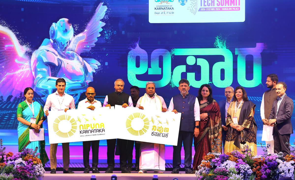 Chief Minister Siddaramaiah, vice-premier DK Shivakumar, minister van Informatietechnologie Priyank Kharge, minister van Medisch Onderwijs Sharan Prakash Patil, afgevaardigden en anderen tijdens de inauguratie van de Bengaluru Tech Summit op Palace Ground op dinsdag.