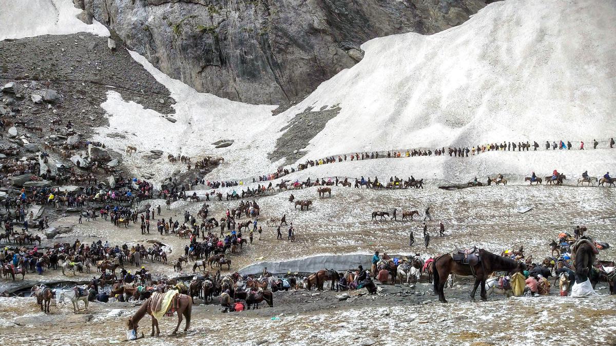 Rain halts Amarnath yatra in Kashmir