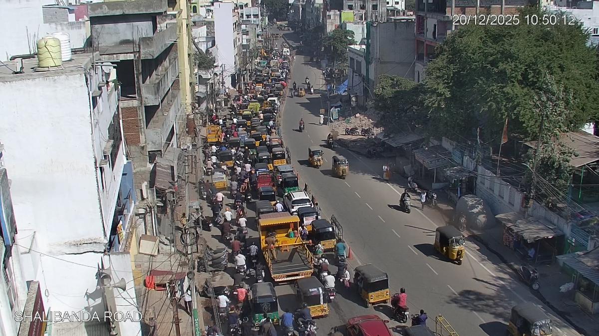 Traffic slowdown on Shalibanda Road due to road work near Joyalukkas