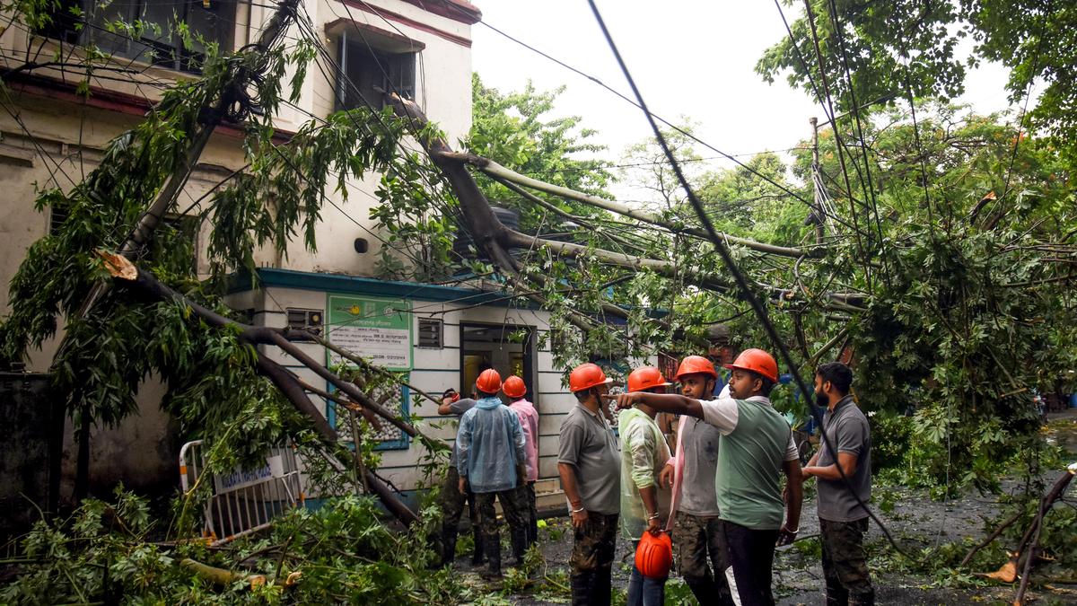 Heavy rain and thunderstorms batter Kolkata and surrounding