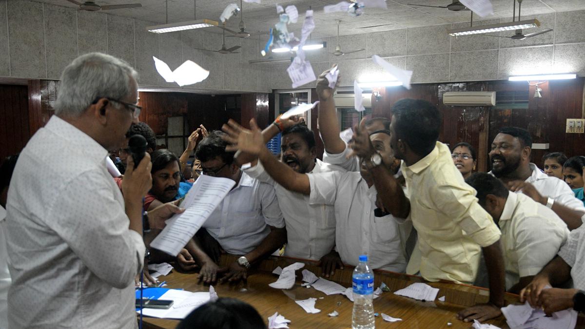 Opposition burns Budget in Palakkad municipality