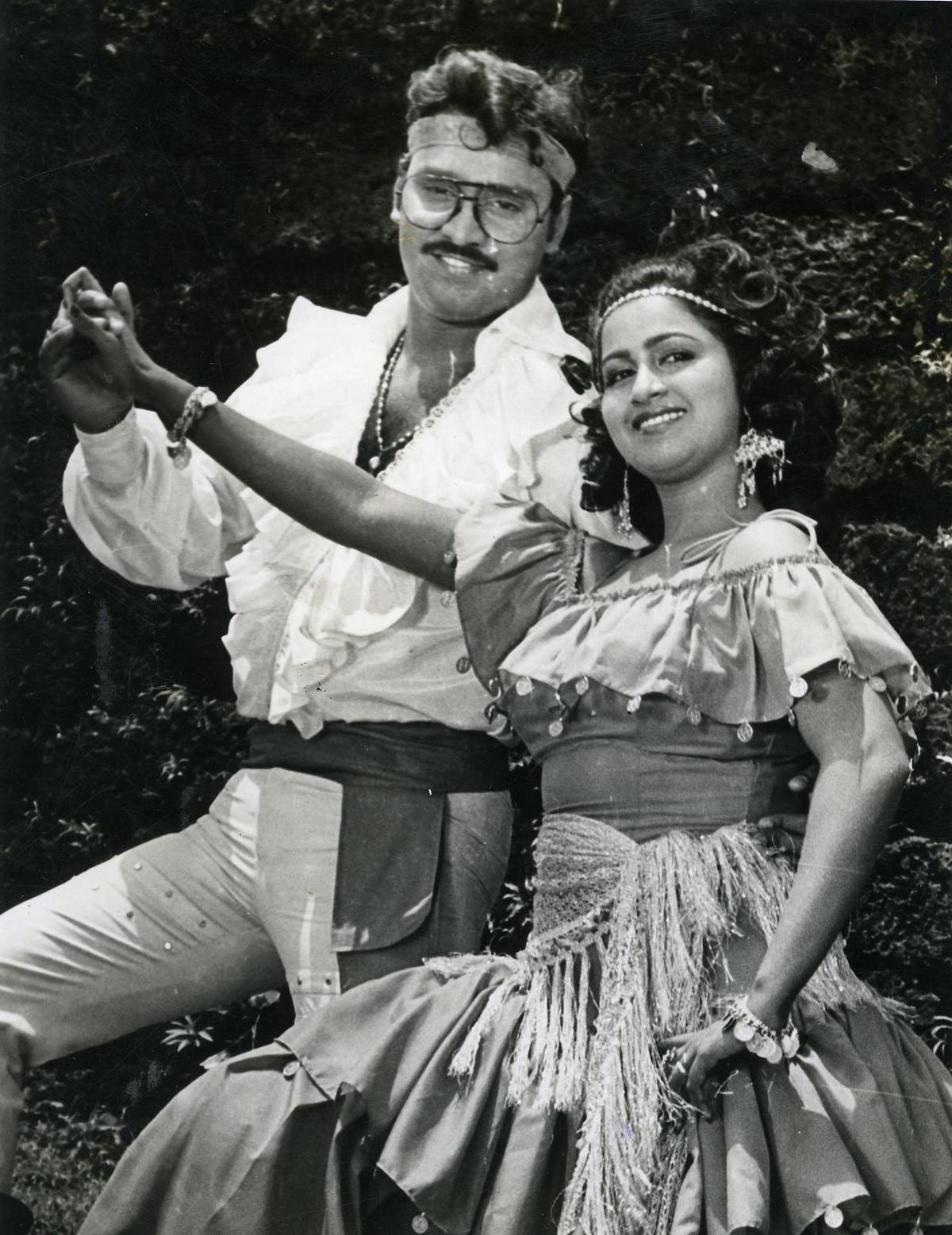 K. Bhagyaraj e Radhika no filme 'Dhavani Kanavugal' K. Bhagyaraj e Radhika no filme 'Dhavani Kanavugal'