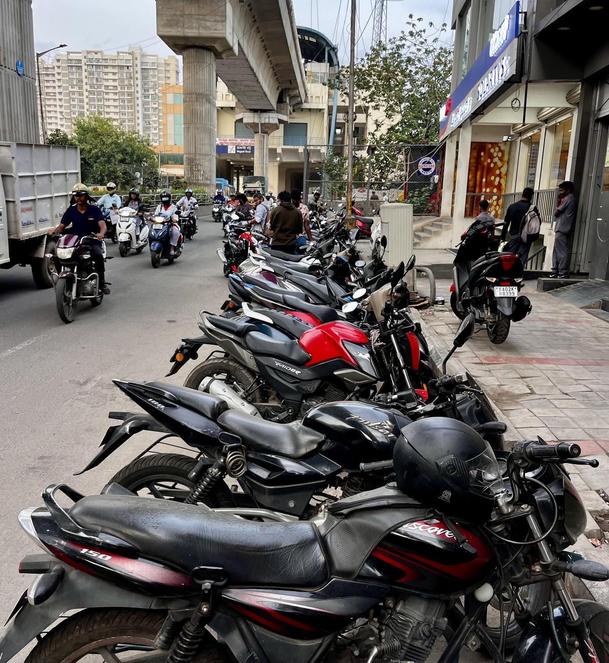 Parking chaos worsens around Bengaluru metro stations, spills into  residential lanes - The Hindu