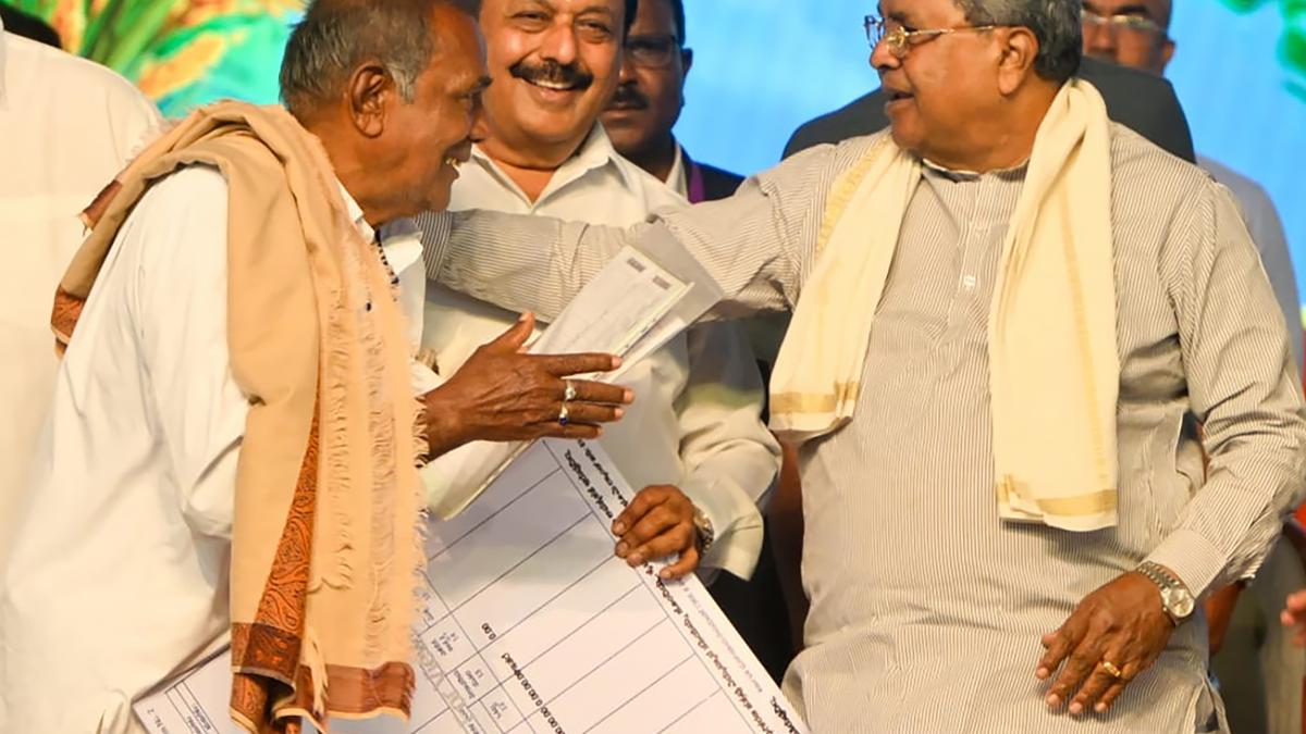 Karnataka blames Centre for shortage of fertilizers