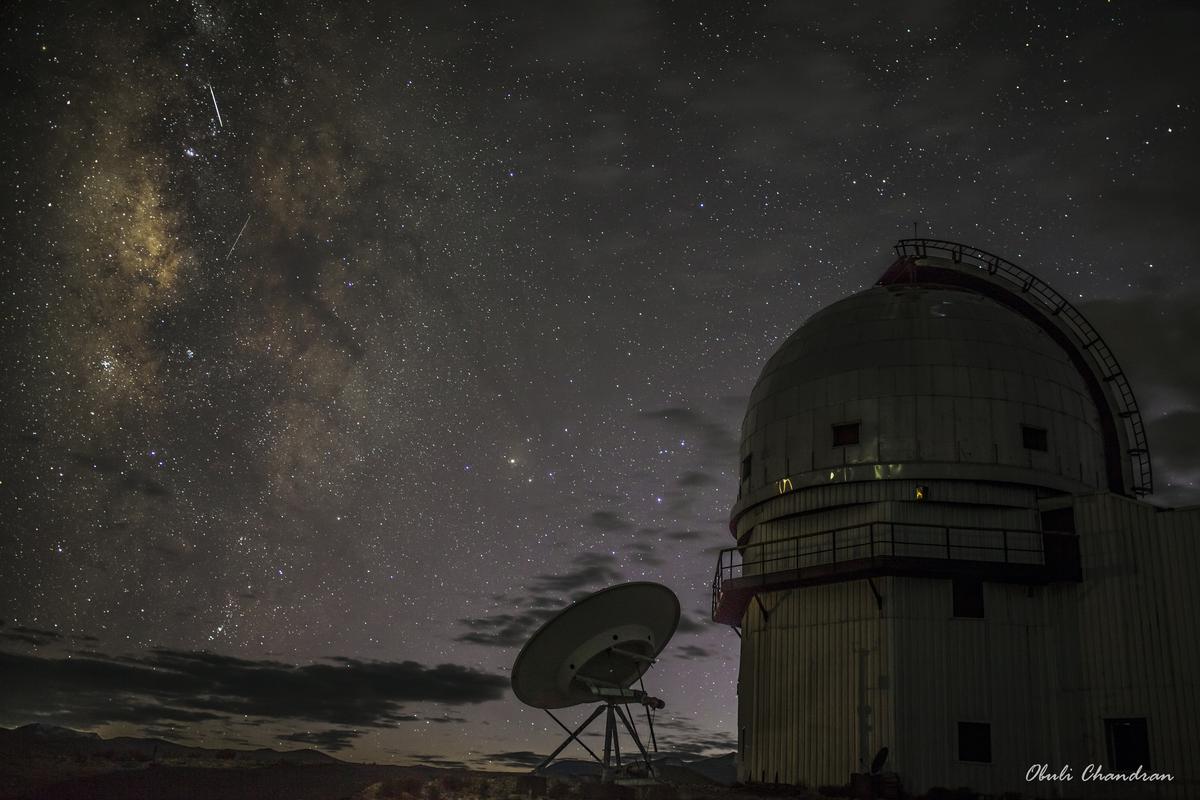 De Himalaya Chandra Telescope, een meteoor en een satelliet in Ladakh