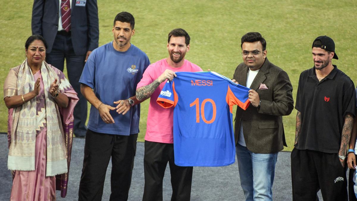 ‘AQI’, ‘AQI’ chants greet CM Rekha Gupta at Messi event in smog-hit Delhi