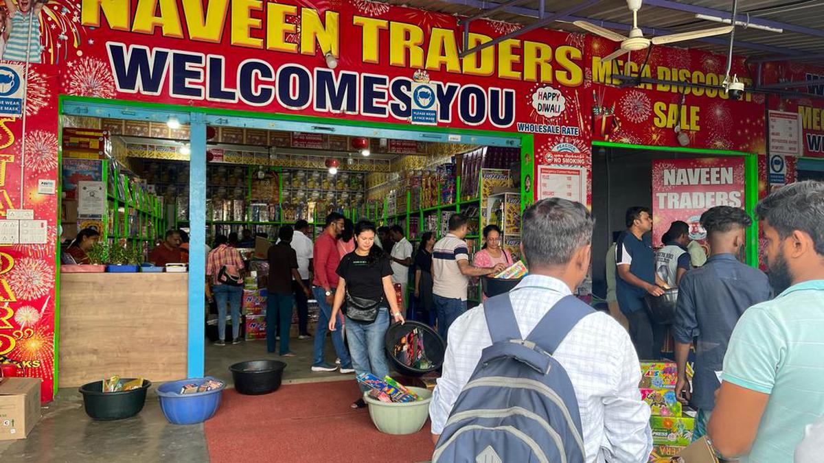 Bengalureans make a beeline for Hosur to buy crackers