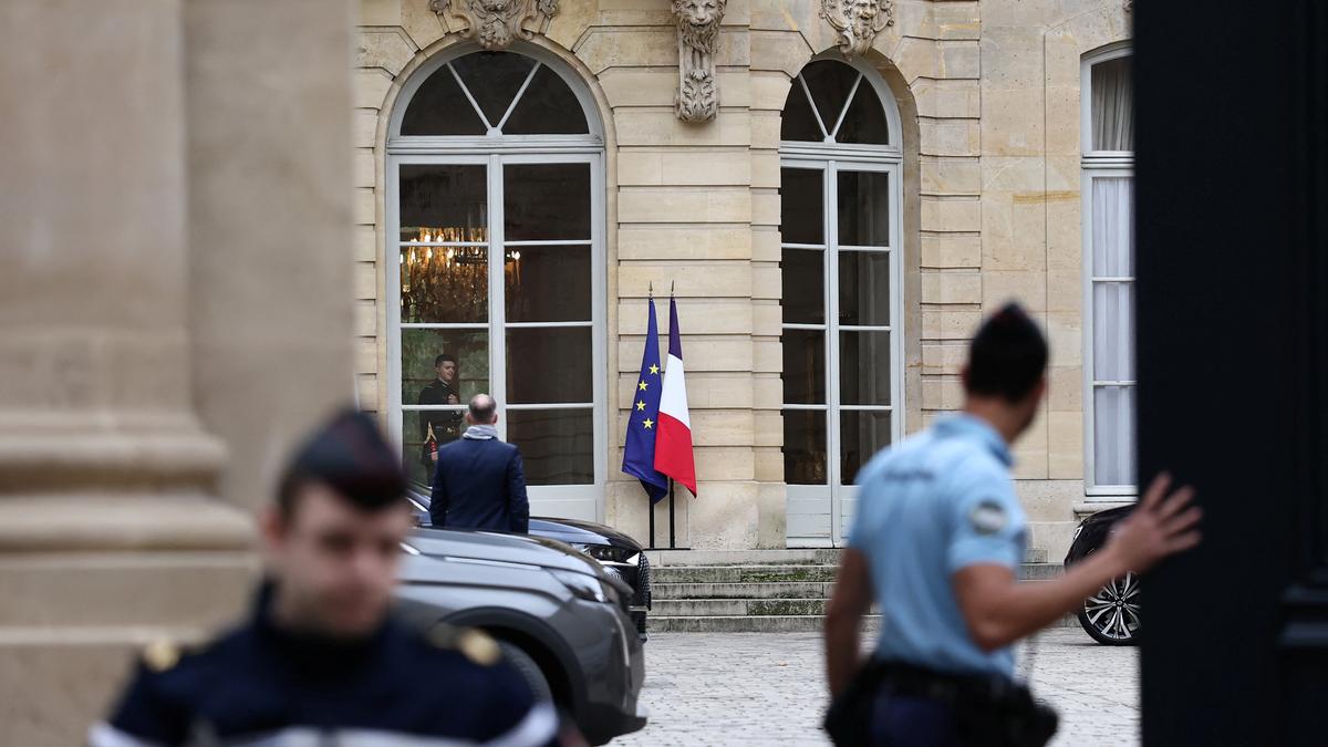 French PM in final effort to salvage cabinet