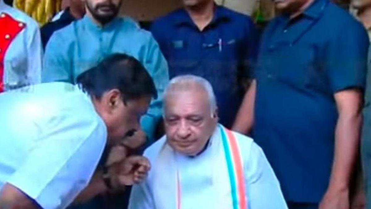 Kerala Governor Arif Mohammad Khan stages sit-in protest over ‘police failure’ to prevent black flag demonstration at his motorcade