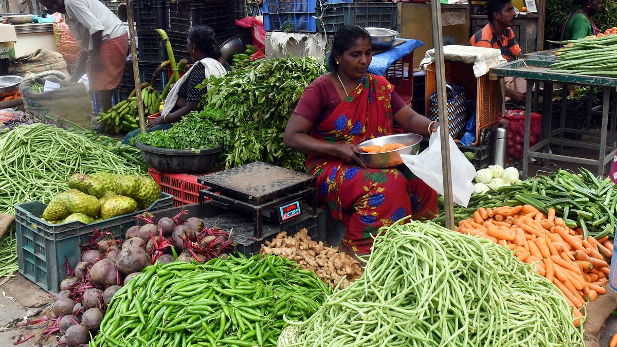 Vegetable prices continue to soar, tomato price touches ₹100 a kg