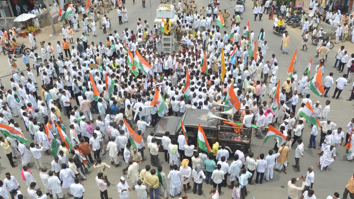 Congress workers stage protest against Governor&rsquo;s prosecution permission