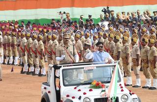 Pourakarmikas participate in Republic Day march past in Mysuru - The Hindu