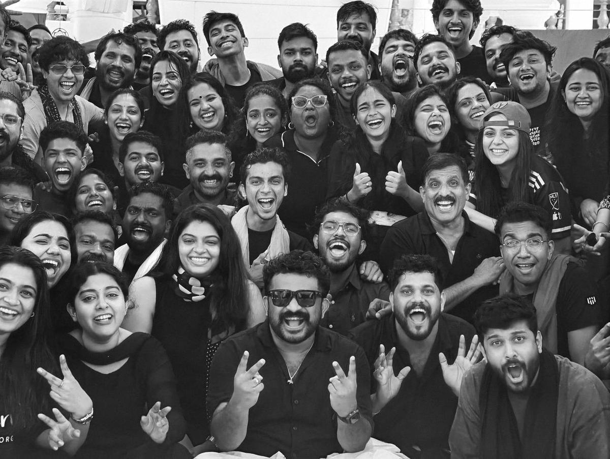 प्यूपा के प्रतिभागियों के साथ थारुण मूर्ति