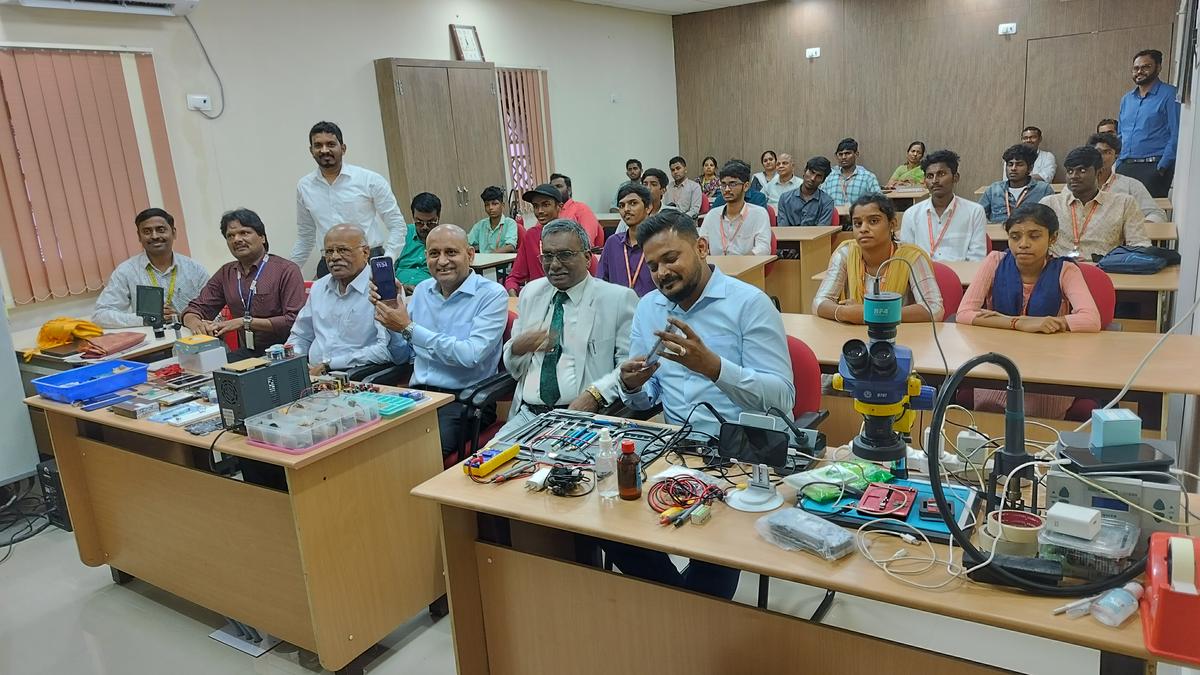 BSNL, AIMO hold training session on smartphone servicing in Chennai