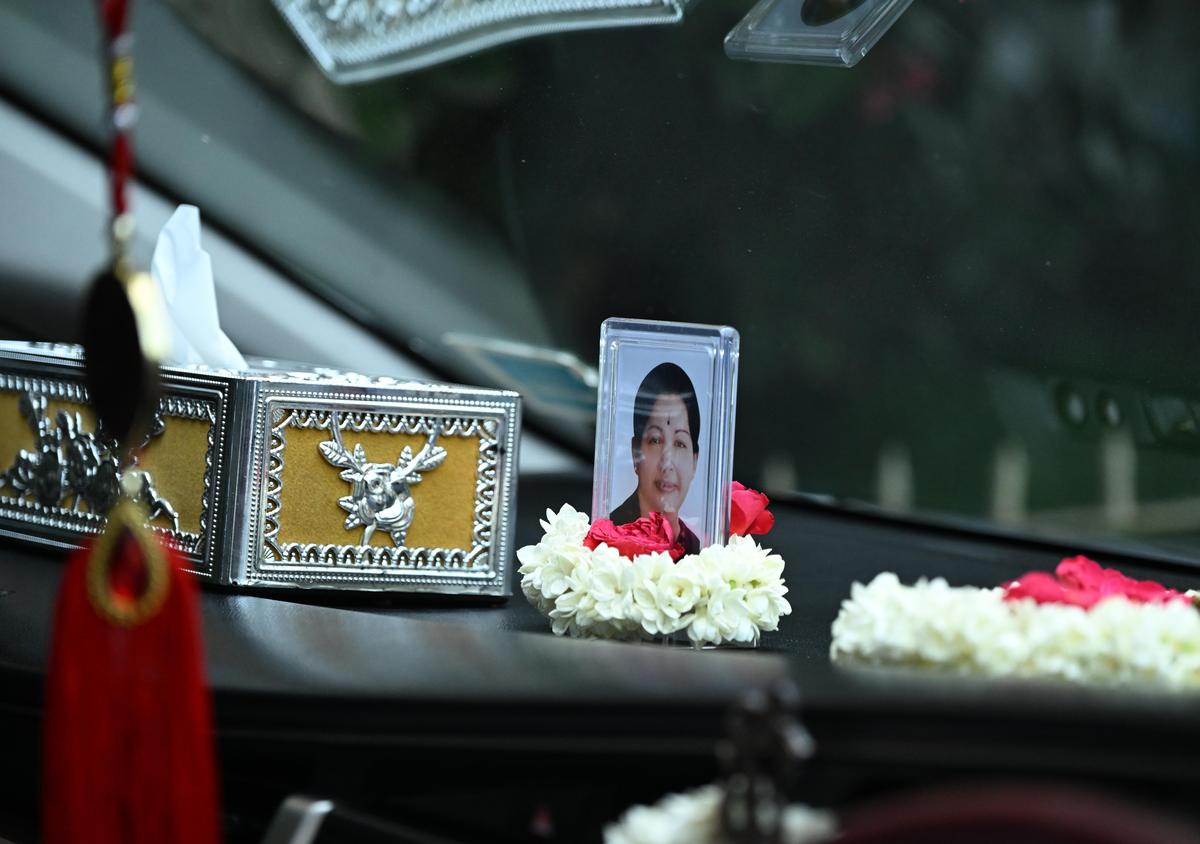 यहां तक ​​कि जब वह पार्टी में शामिल होने के लिए द्रमुक मुख्यालय पहुंचे, तब भी ओपीएस ने अपनी कार में जयललिता की तस्वीर रखी, जो नेता के प्रति उनकी निरंतर श्रद्धा को दर्शाता है।