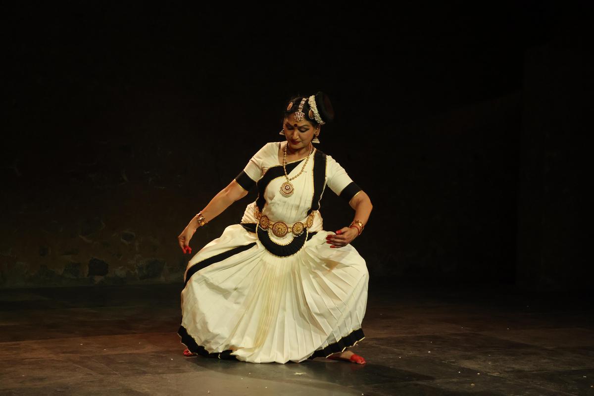 विनिता नेदुंगडी ने मोहिनीअट्टम के सुंदर विल्म्बा कला आंदोलनों में एक नया पहलू पेश किया।