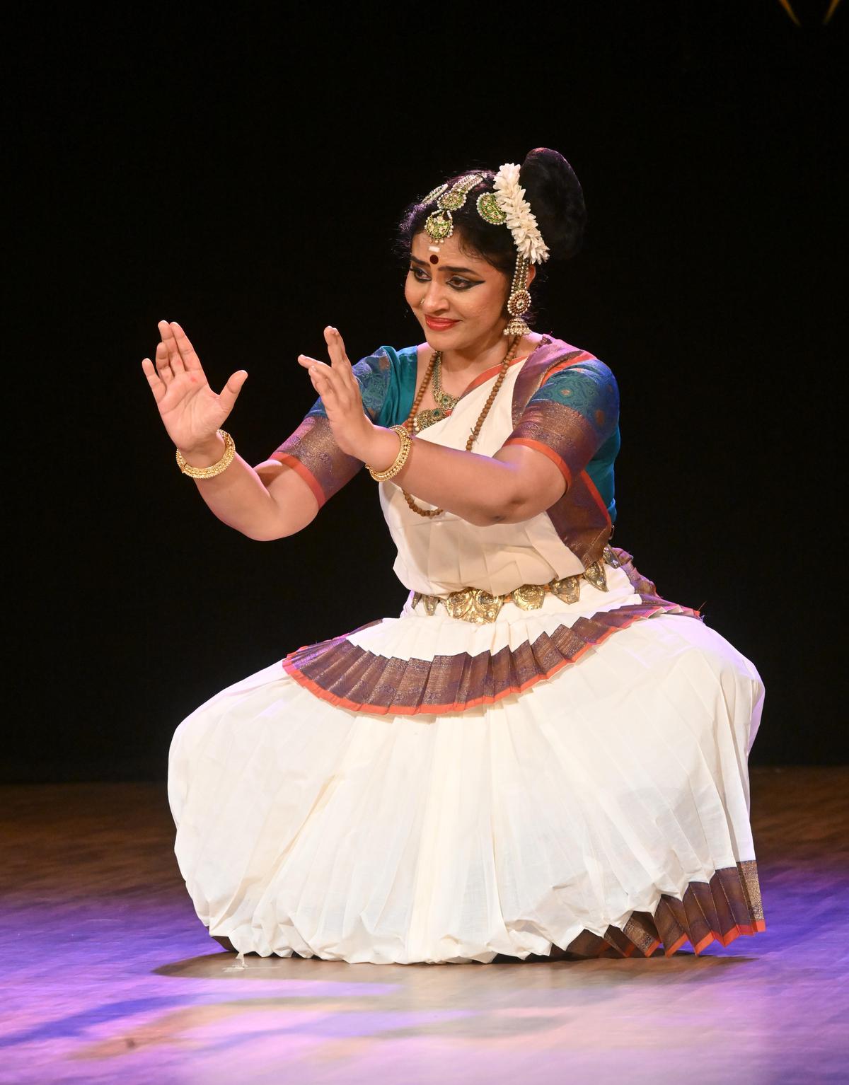 A simple ragamalika taalamalika cholkettu interspersed with ‘Rajarajeshwari Ashtakam’ composed by Adi Shankarar marked the beginning of Methil Devika’s performanc for Krishna Gana Sabha.