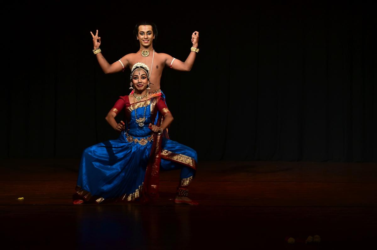 जे. मनु और लस्या प्रिया (मालिनी रविशंकर के शिष्य) सीज़न 1 में अपने प्रदर्शन से। जे. मनु और लस्या प्रिया (मालिनी रविशंकर के शिष्य) सीज़न 1 में अपने प्रदर्शन से।