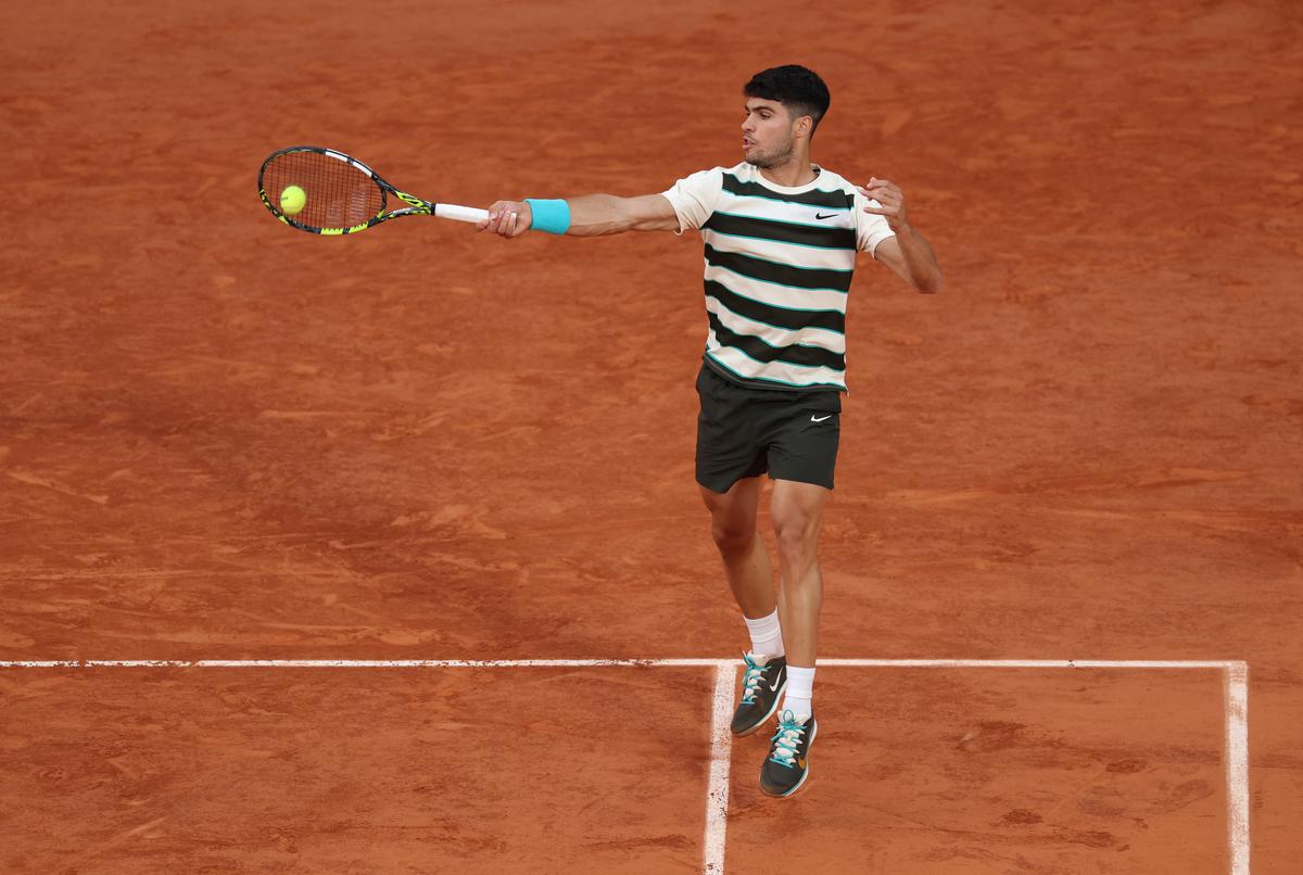 Virtuoso ilimitado: Alkaraj é um shoman piscando, que ama o Tribunal como o teatro de seu próprio sonho. Após sua primeira grande vitória na quadra dura do US Open em 2022, ele foi ao Master Clay e Grass.