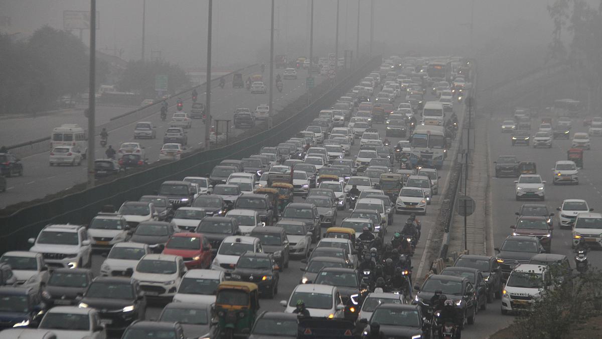 Fog blankets Delhi, train schedules disrupted