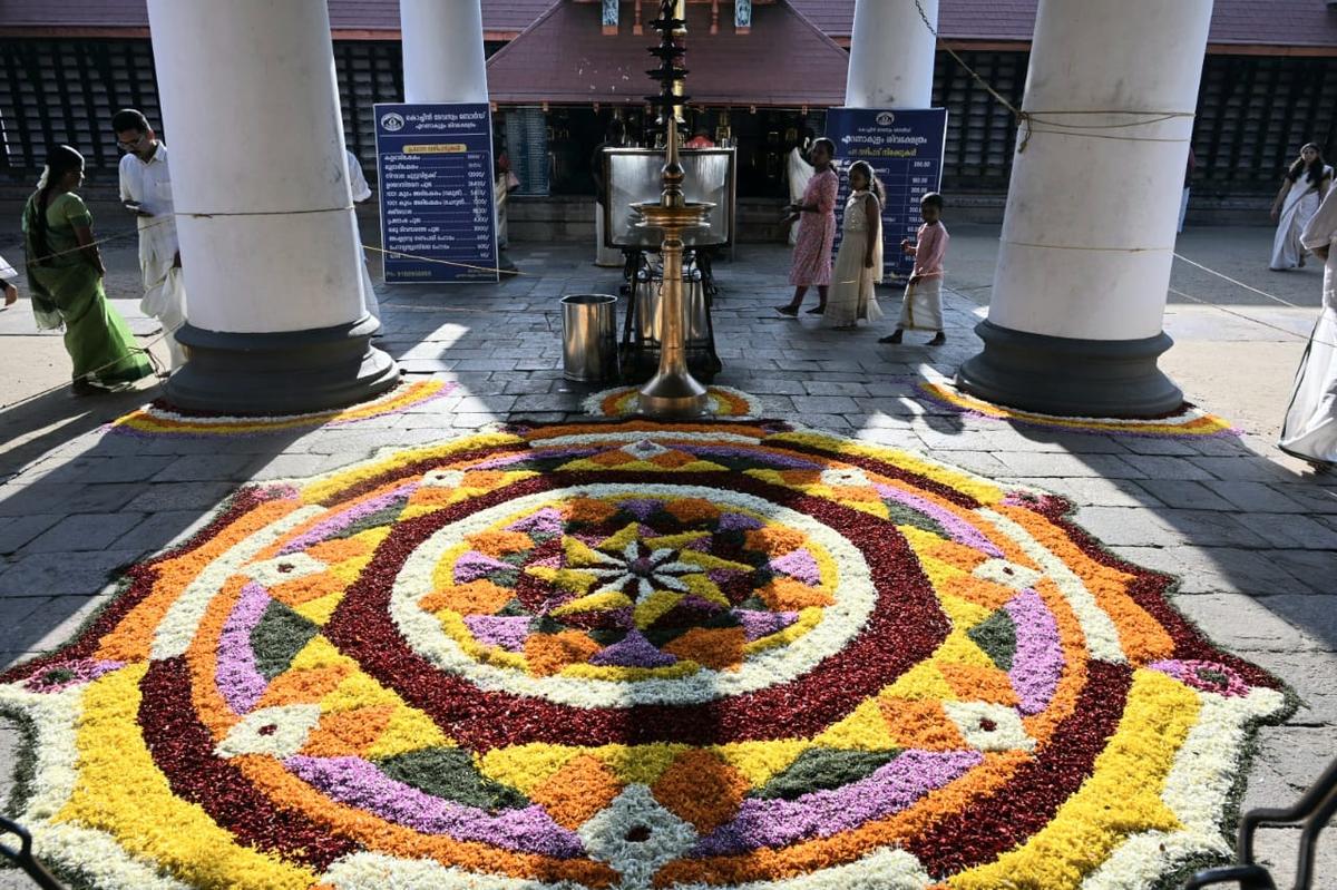 Shiva%20temple%20Pookalam