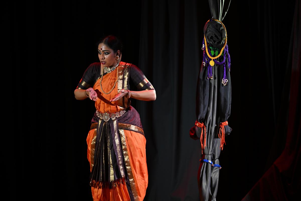 Oggetti di scena innovativi e motivi intrecciati danno forma all'ultima produzione di Sahana Selvaganesh all'annuale festival Jharna.