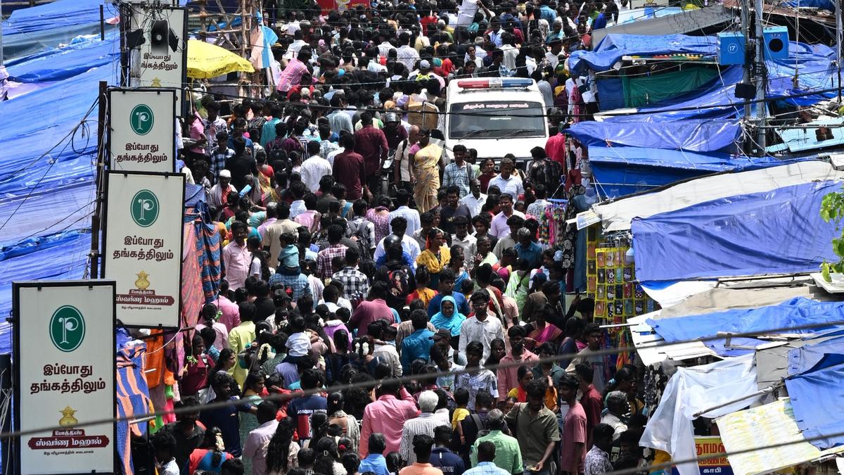 Small traders, hawkers in Tiruchi heave a sigh of relief as shoppers return on festival eve