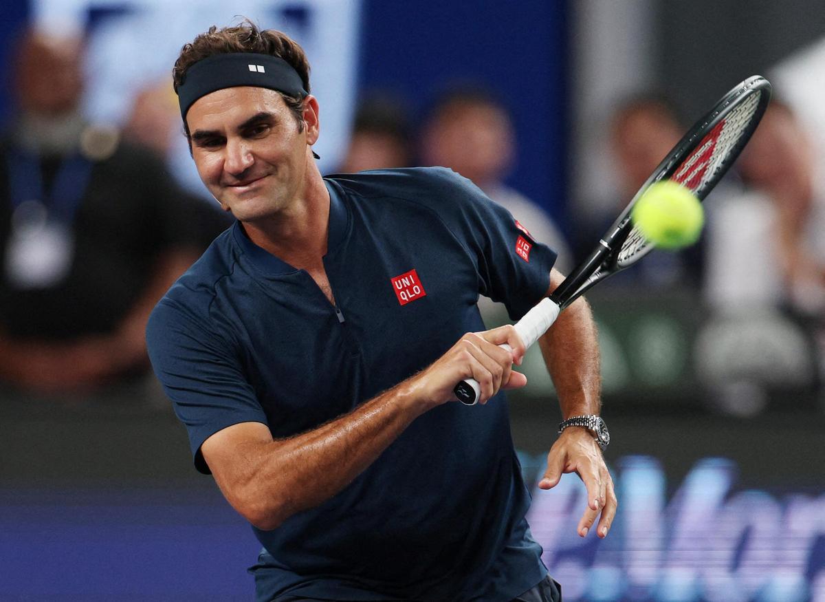 Federer en acción en el partido de exhibición de dobles de celebridades del Masters de Shanghai en octubre de 2025