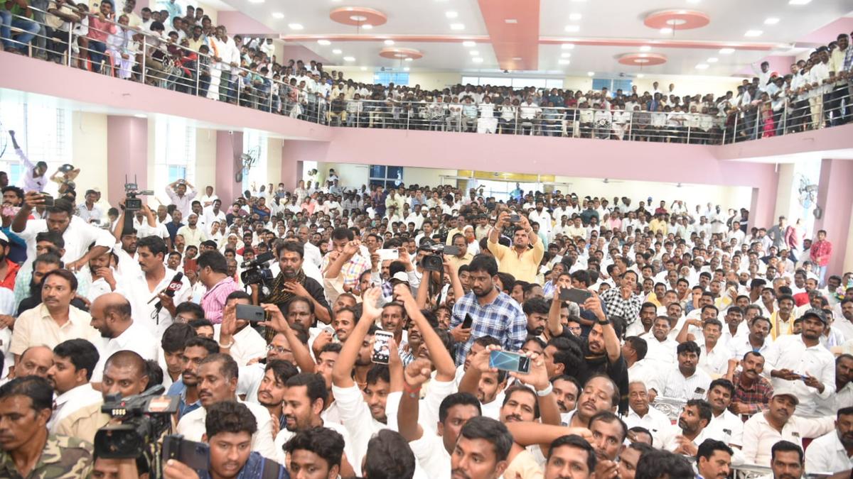 YSRCP’s review meet in Kadiri turns free-for-all with cadres flinging chairs at each other