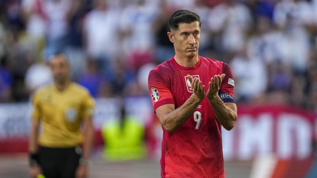 Lewandowski returns to Poland’s national team as captain following row with former coach