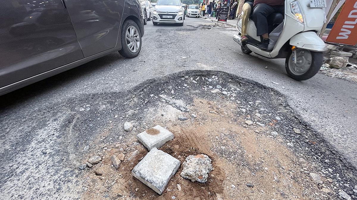 Potholes on roads: Congress says Karnataka is following ‘U.P. model’